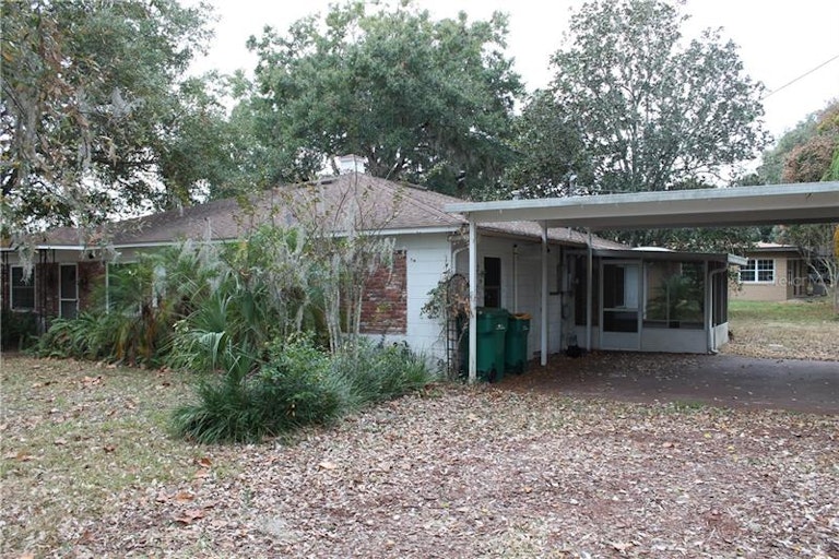 Photo 2 of 16 - 1102 N Palmetto Cir, Eustis, FL 32726