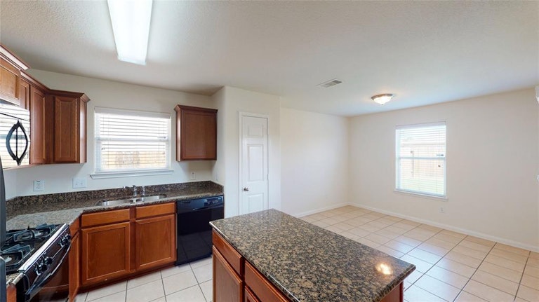 Photo 7 of 29 - 915 Marigold Rd, Baytown, TX 77521
