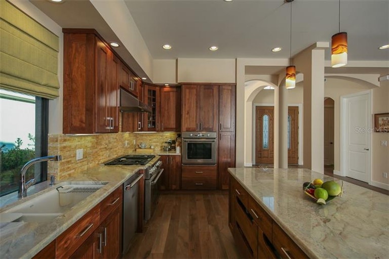 Photo 8 of 25 - 5331 Silver Leaf Ln, Sarasota, FL 34233