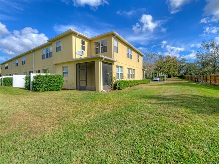 Photo 2 of 25 - 542 Penny Royal Pl, Oviedo, FL 32765