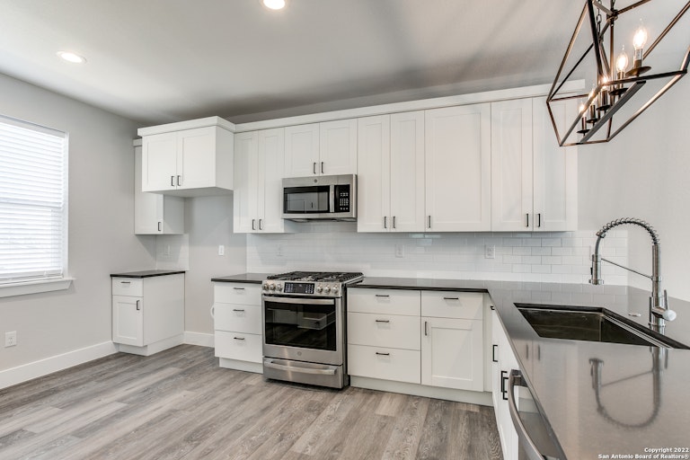 Photo 8 of 26 - 1618 W Lawndale Dr #5, San Antonio, TX 78209