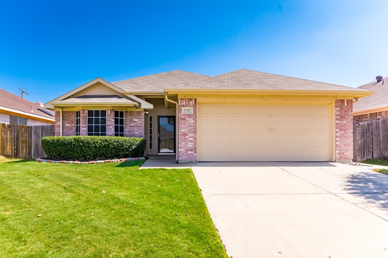 Photo 1 of 28 - 5717 Magnum Dr, Arlington, TX 76018