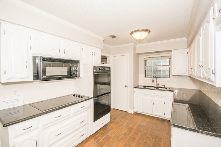 Photo 2 of 24 - 1925 Westminster Dr, Carrollton, TX 75007