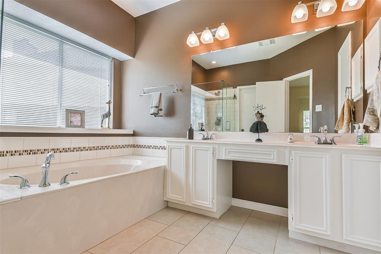 Photo 17 of 34 - 16026 Biscayne Shoals Dr, Friendswood, TX 77546