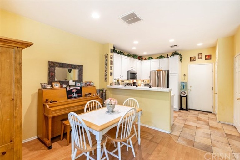 Photo 16 of 37 - 25773 Perlman Pl Unit F, Stevenson Ranch, CA 91381