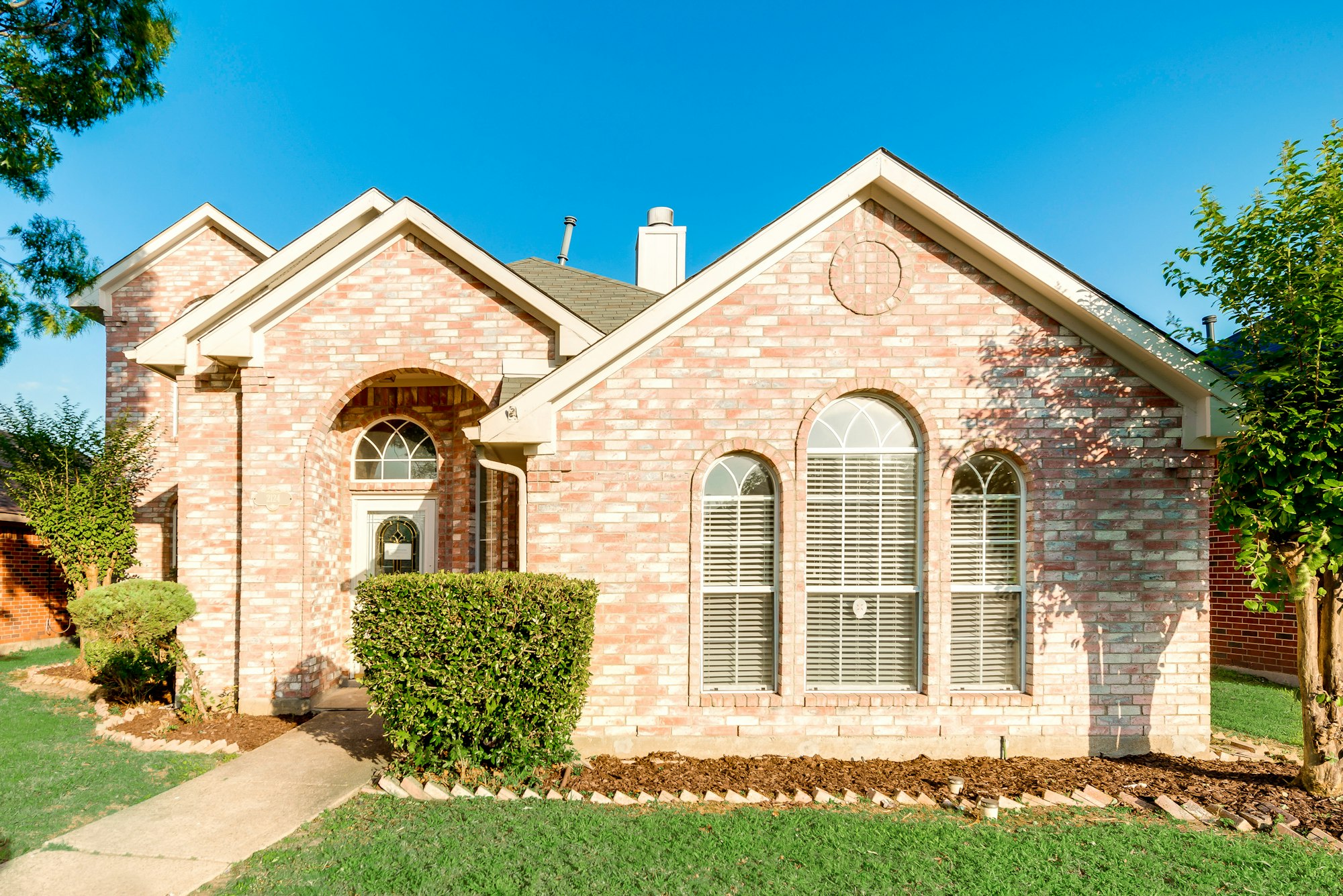Photo 1 of 27 - 2124 Amber Spgs, Mesquite, TX 75181