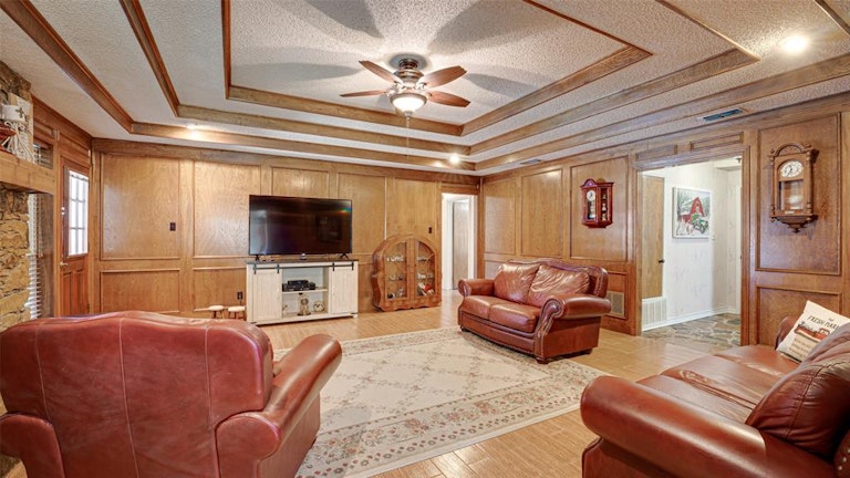 Photo 15 of 33 - 505 Newcastle Dr, Desoto, TX 75115