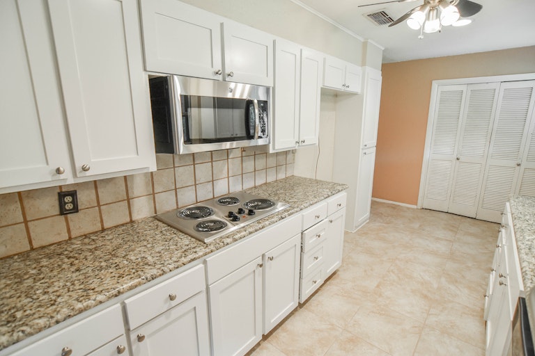 Photo 16 of 32 - 1307 Foster Ln, Weatherford, TX 76086