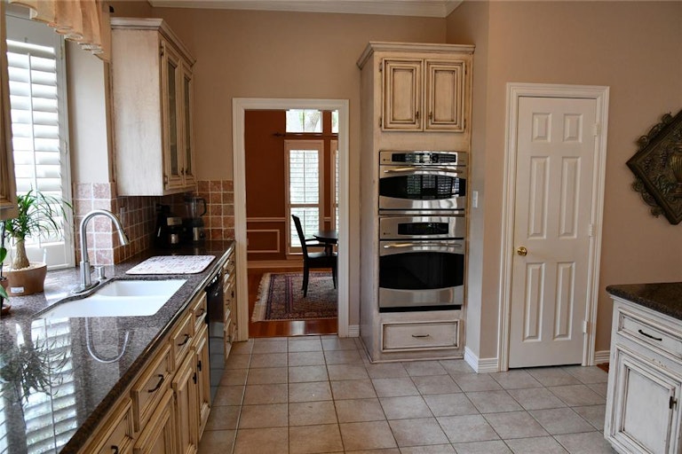 Photo 15 of 44 - 5003 Kingsland Ct, Sugar Land, TX 77479