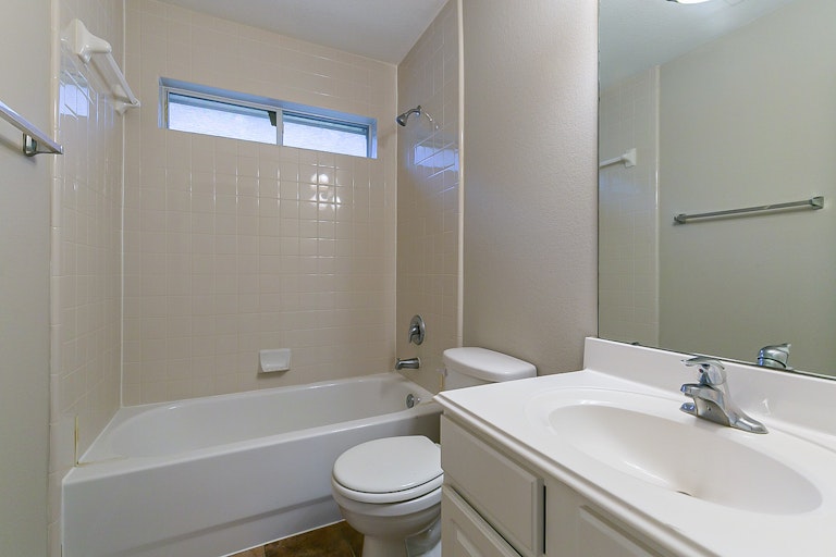 Photo 16 of 29 - 5405 Lilac Grove Ln, Rosharon, TX 77583