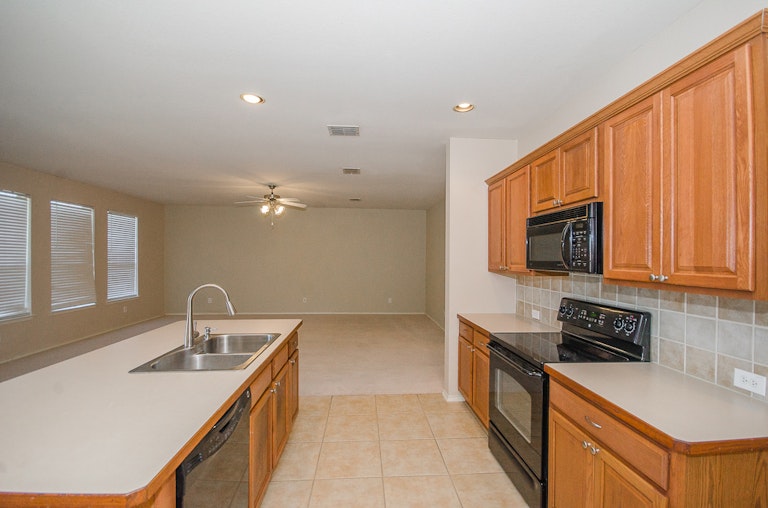Photo 8 of 30 - 905 Crockett Dr, Lavon, TX 75166