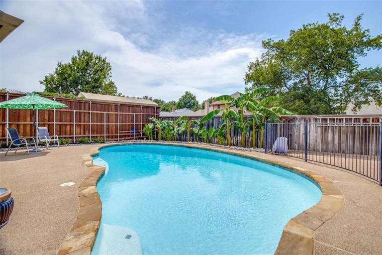 Photo 7 of 27 - 3825 Edgewater Dr, Bedford, TX 76021