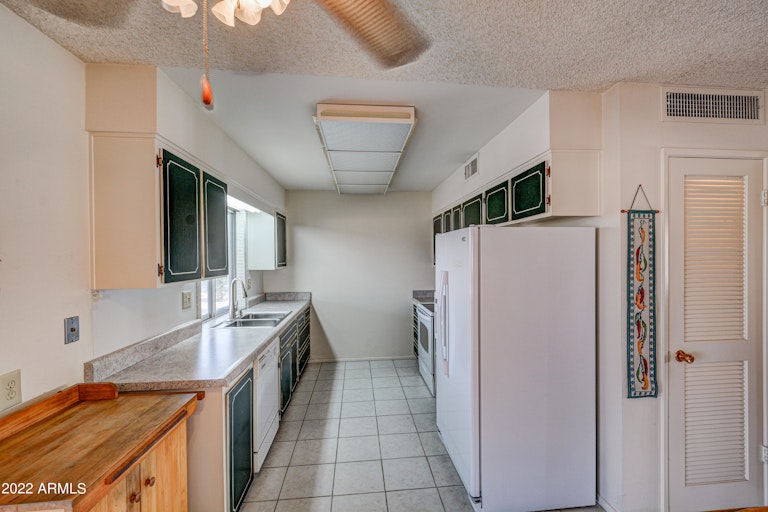 Photo 19 of 32 - 14444 N Lakeforest Dr, Sun City, AZ 85351
