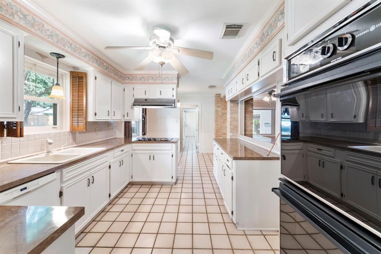 Photo 20 of 50 - 1103 Glouchester Ln, Houston, TX 77073