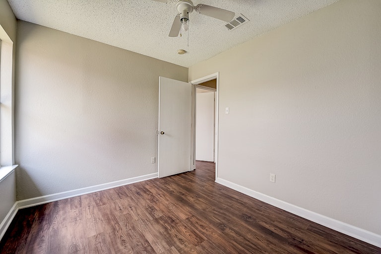 Photo 17 of 37 - 9032 Elbe Trl, Fort Worth, TX 76118