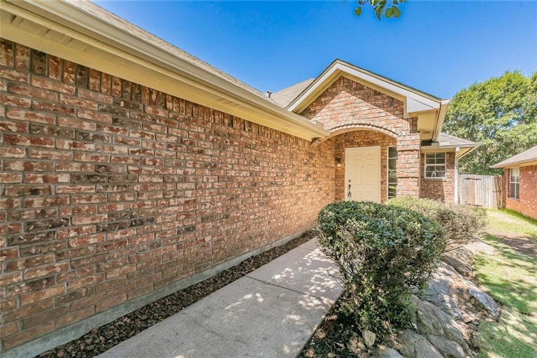 Photo 2 of 32 - 753 Stribling Cir, Azle, TX 76020