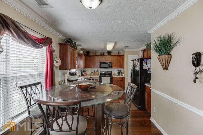 Photo 10 of 41 - 3248 Meadow Point Dr, Snellville, GA 30039