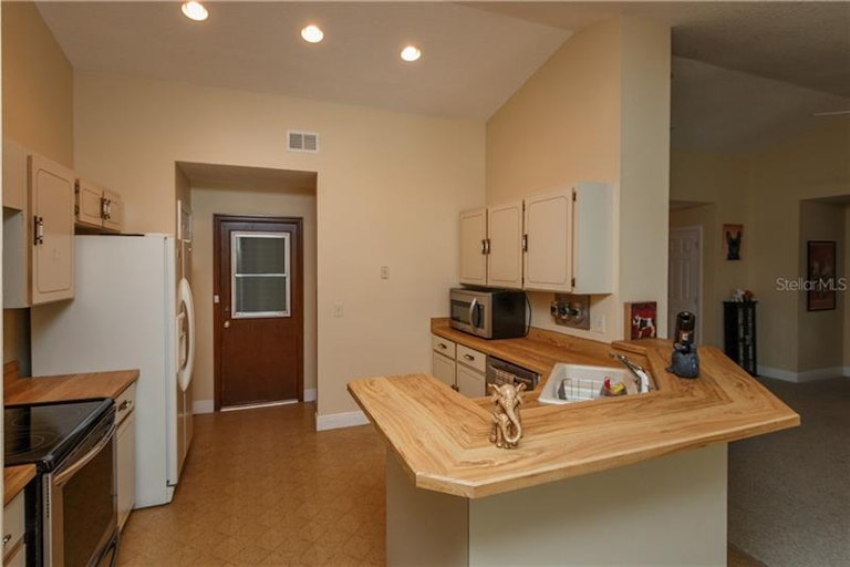Photo 9 of 23 - 8642 Alegre Cir, Orlando, FL 32836