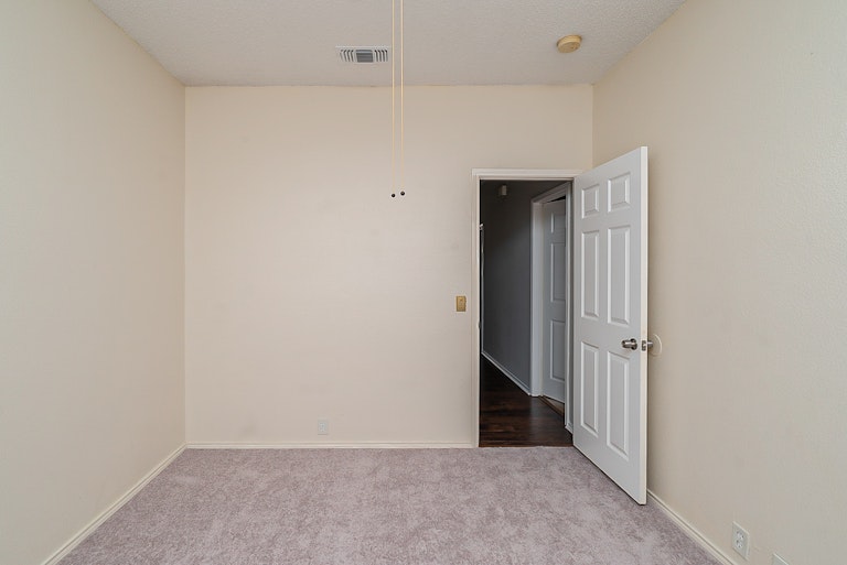 Photo 19 of 47 - 1309 Woodthorpe Dr, Mesquite, TX 75181