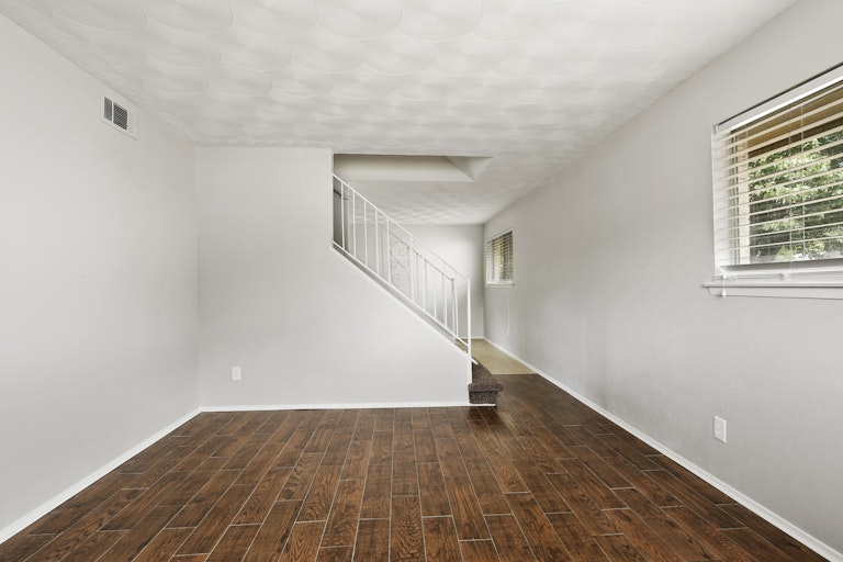 Photo 4 of 25 - 309 Jasmine Ct, Burleson, TX 76028