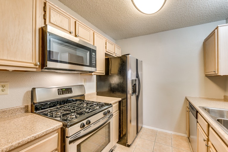 Photo 4 of 23 - 1707 Creekbend Dr, Lewisville, TX 75067