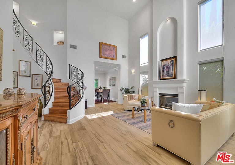Photo 11 of 54 - 14826 Otsego St, Sherman Oaks, CA 91403