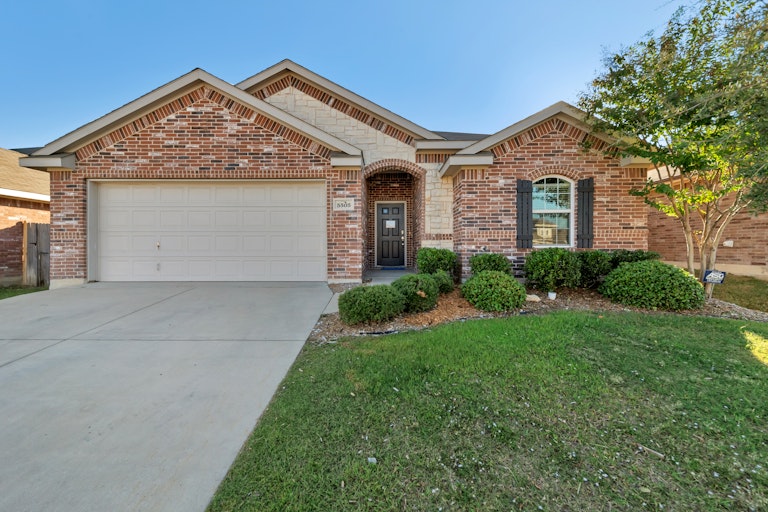 Photo 1 of 25 - 5505 Creek Hill Ln, Fort Worth, TX 76179
