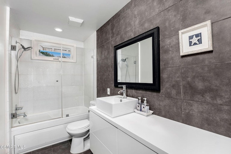 Photo 48 of 60 - 4641 Caritina Dr, Tarzana, CA 91356