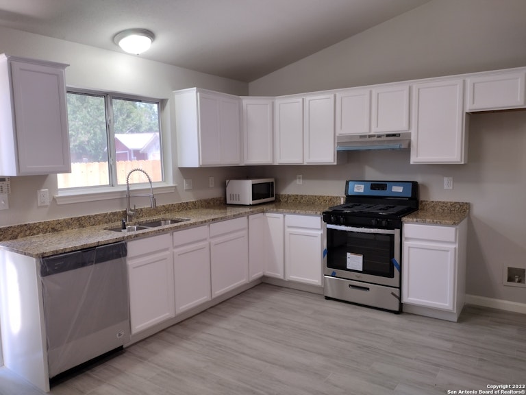 Photo 4 of 21 - 407 S Gevers St, San Antonio, TX 78203
