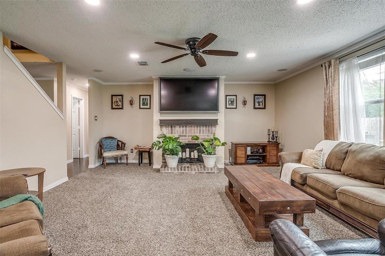 Photo 15 of 33 - 1235 Scarlet Sage Pkwy, Burleson, TX 76028