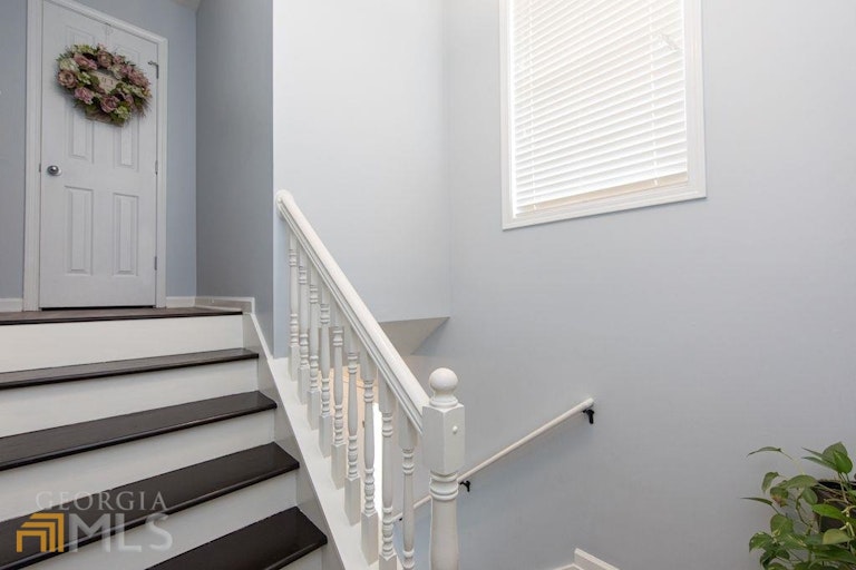 Photo 10 of 19 - 3296 Bridle Brook Dr, Auburn, GA 30011