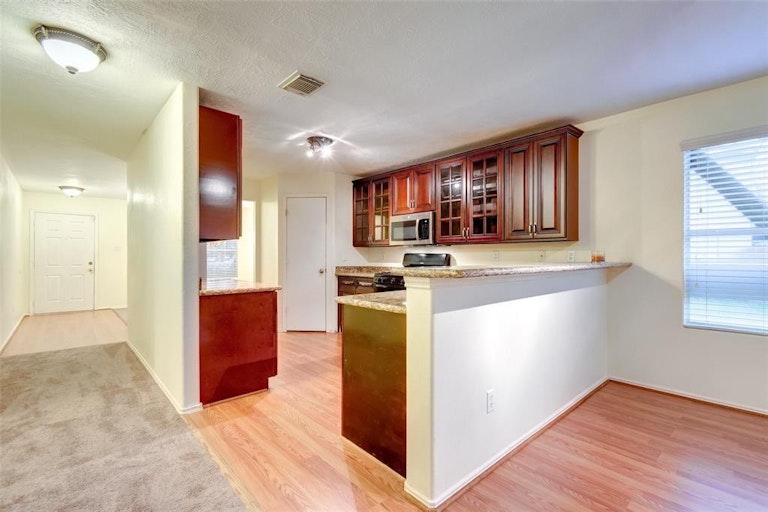 Photo 5 of 18 - 16807 Mission Ridge Ln, Houston, TX 77073