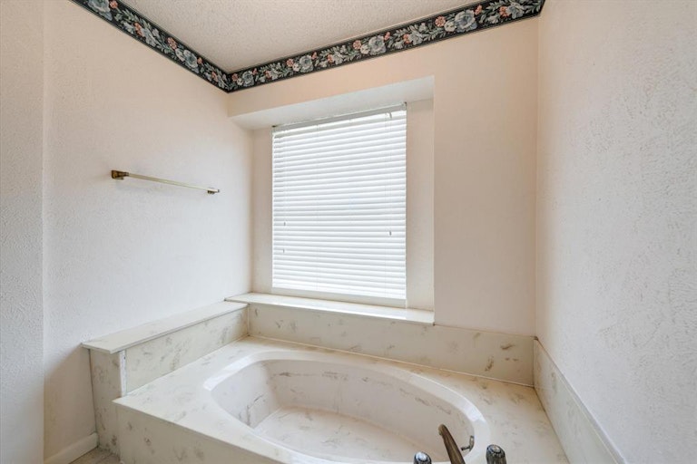 Photo 26 of 40 - 312 Greenbriar Ln, Colleyville, TX 76034