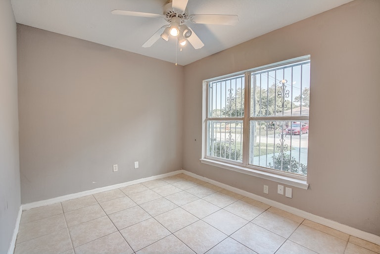Photo 13 of 28 - 1915 2nd Dr, Sanford, FL 32771