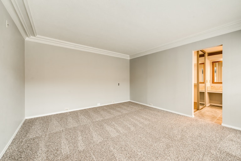 Photo 21 of 31 - 1115 Derbyshire Pl, Carrollton, TX 75007