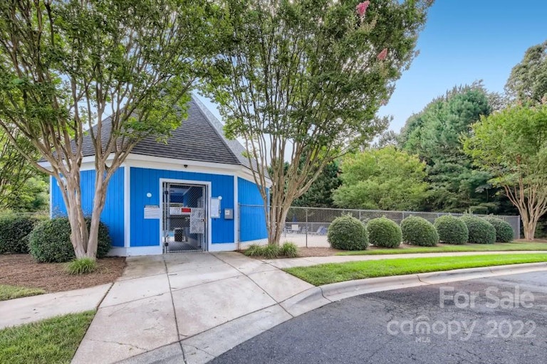 Photo 30 of 33 - 649 Cliffs Inn Cir, Charlotte, NC 28214