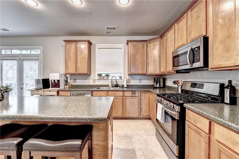 Photo 8 of 38 - 342 Rutlidge Park Ln, Suwanee, GA 30024