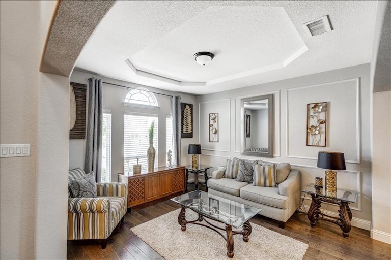 Photo 4 of 40 - 6413 Glenwick Dr, Fort Worth, TX 76123