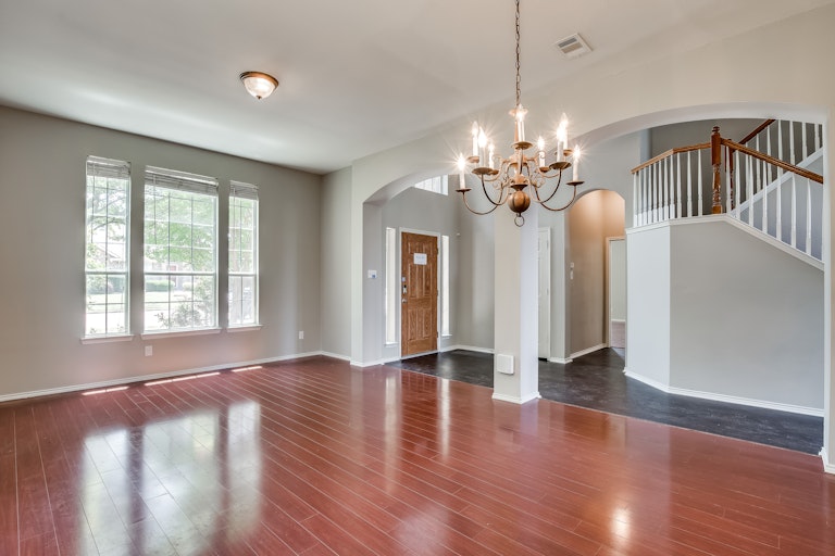 Photo 7 of 36 - 6400 Sidney Ln, McKinney, TX 75070