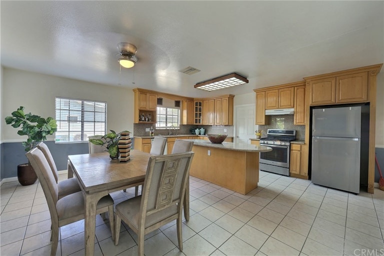 Photo 8 of 46 - 738 S Hollenbeck St, West Covina, CA 91791