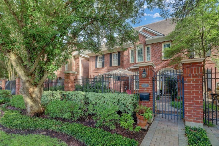Photo 4 of 20 - 3235 Bellefontaine St, Houston, TX 77025