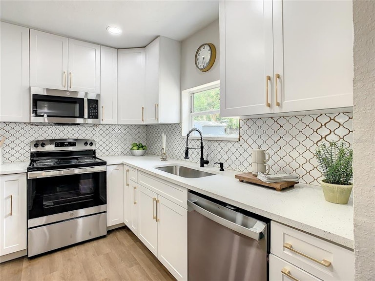 Photo 10 of 26 - 420 40th St S, Saint Petersburg, FL 33711