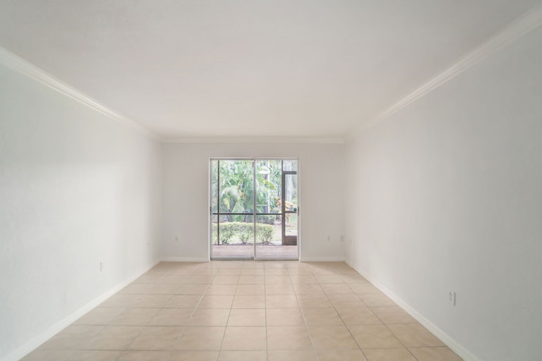 Photo 5 of 14 - 966 La Costa Cir #5, Sarasota, FL 34237