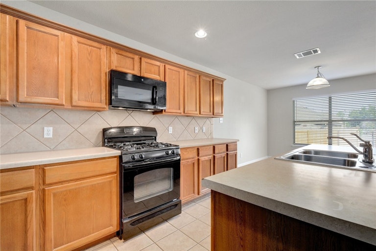 Photo 3 of 40 - 495 Sandstone Trl, Buda, TX 78610