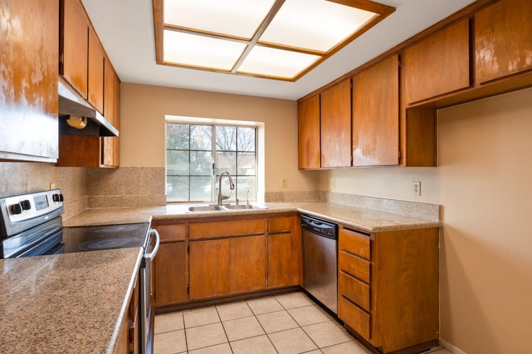 Photo 17 of 38 - 5030 Strasbourg Way, Sacramento, CA 95842