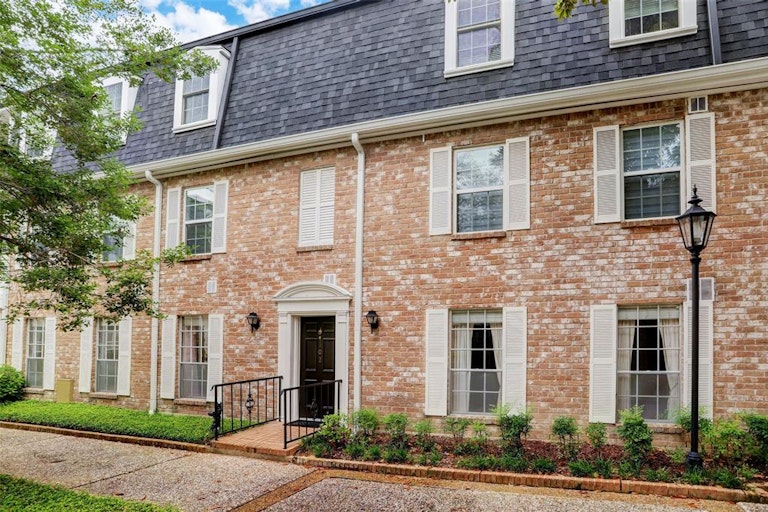 Photo 1 of 18 - 357 N Post Oak Ln #102, Houston, TX 77024