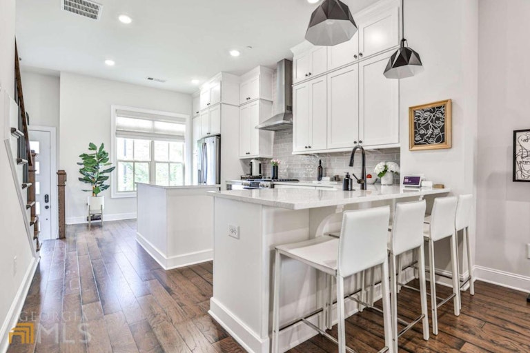 Photo 10 of 42 - 4213 Deming Cir, Atlanta, GA 30342