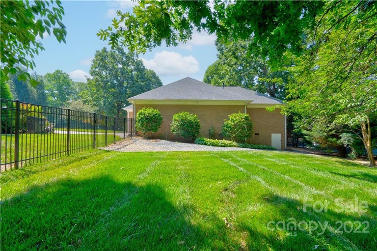 Photo 31 of 32 - 103 Medallion Ct, Gastonia, NC 28056
