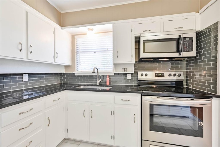 Photo 12 of 24 - 702 Paula St, Kennedale, TX 76060