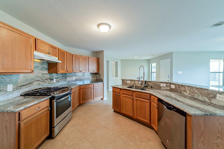 Photo 9 of 39 - 6926 Oleander Grove Way, Houston, TX 77049